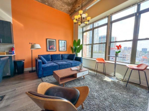 McCormick Place 2b-2b with optional parking and Gym that sleeps 8